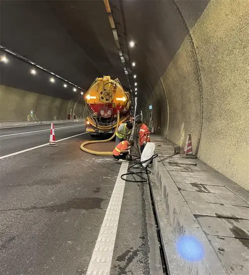 通道隧道排水渠清淤